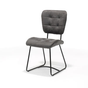 De Stoel Bailey SL zwart heeft een strak, modern design met een zachte antracietkleurige gecapitonneerde zitting en rugleuning, ondersteund door slanke, zwarte, metalen sledepoten, tegen een effen witte achtergrond.