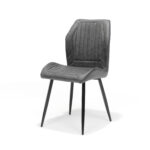 De Stoel Girona zwart Stof Soft Antraciet is een moderne, grijze stoel met een gewatteerde, hoekige zitting en rugleuning met verticale stiksels en vier slanke, zwarte metalen poten, afgebeeld tegen een effen witte achtergrond.