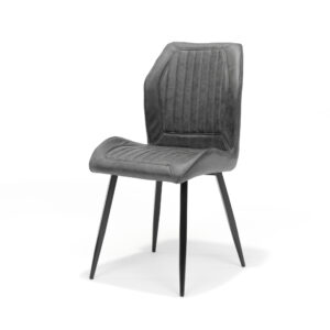 De Stoel Girona zwart Stof Soft Antraciet is een moderne, grijze stoel met een gewatteerde, hoekige zitting en rugleuning met verticale stiksels en vier slanke, zwarte metalen poten, afgebeeld tegen een effen witte achtergrond.