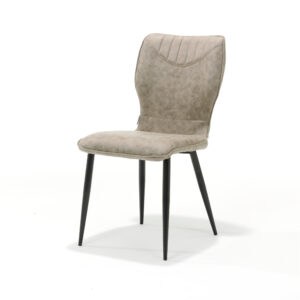 De Stoel Roma - M3 Zwart Stof Soft Pebble heeft een modern design met een beige gestoffeerde zitting en rugleuning, subtiele stiksels, vier slanke zwarte metalen poten en een licht gebogen rugleuning voor ergonomische ondersteuning.