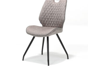 De Stoel Hardy zwart Stof Soft Pebble is een moderne eetkamerstoel met een gewatteerde, lichtgrijze gestoffeerde zitting en rugleuning, zwarte metalen poten en een klein uitsparing voor de handgreep bovenaan de rugleuning, afgebeeld tegen een witte achtergrond.