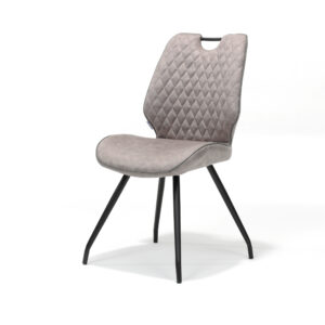 De Stoel Hardy zwart Stof Soft Pebble is een moderne eetkamerstoel met een gewatteerde, lichtgrijze gestoffeerde zitting en rugleuning, zwarte metalen poten en een klein uitsparing voor de handgreep bovenaan de rugleuning, afgebeeld tegen een witte achtergrond.
