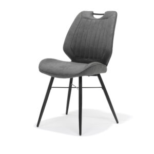 De Stoel Quattro zwart stof Soft Antraciet is een moderne, grijs gestoffeerde stoel met verticale stiknaden in de rugleuning, zwarte metalen poten en een handige uitsparing voor de handgreep bovenaan de rugleuning.