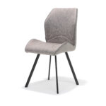 De Stoel Gana zwart Stof Soft Pebble is een moderne stoel met een gebogen, grijs gestoffeerde zitting en rugleuning met subtiel stiksel, schuin geplaatste zwarte metalen poten en een minimalistisch design tegen een witte achtergrond.