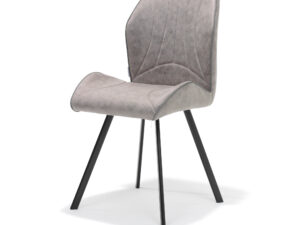 De Stoel Gana zwart Stof Soft Pebble is een moderne stoel met een gebogen, grijs gestoffeerde zitting en rugleuning met subtiel stiksel, schuin geplaatste zwarte metalen poten en een minimalistisch design tegen een witte achtergrond.