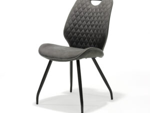 De Stoel Hardy zwart Stof Soft Antraciet is een moderne stoel met een gewatteerde donkergrijze zitting en rugleuning in een ruitpatroon, schuin geplaatste zwarte metalen poten en een uitsparing voor een handgreep aan de bovenzijde, afgebeeld tegen een witte achtergrond.