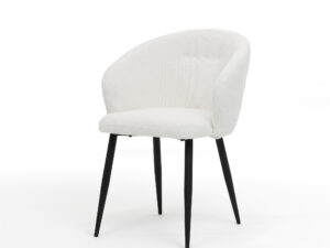 De Kelly stoel Stof Teddy Ivory heeft een ronde rugleuning en een wit gestoffeerde zitting, ondersteund door vier slanke, zwarte metalen poten, tegen een effen witte achtergrond.