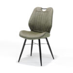 De Stoel Quattro zwart stof Soft Groen is een moderne eetkamerstoel met een licht olijfgroene, gestoffeerde zitting en rugleuning, verticale stiksels, een uitsparing in het bovenblad en slanke, zwarte, metalen poten die naar buiten staan.