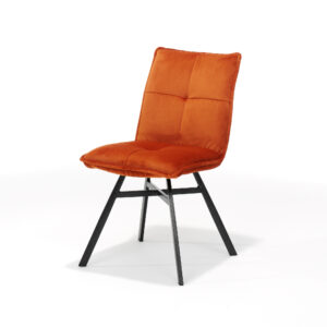 De Stoel Ramon zwart - Stof Velours Roest is een moderne stoel met een oranje fluwelen zitting en rugleuning, zwarte metalen poten, afgebeeld op een effen witte achtergrond.