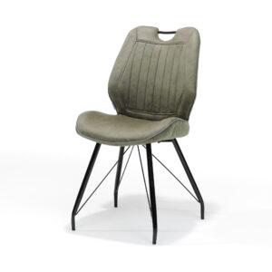 De Stoel Penta heeft een modern design met een gebogen, zachtgroene gestoffeerde zitting en rugleuning, dunne verticale stiksels, een kleine uitsparing aan de bovenkant en vier schuin geplaatste, zwarte metalen poten met kruisondersteuning.