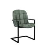 De Eetkamerstoel Ben 405 Middle Green is een moderne stoel met een zwart metalen frame, groen gestoffeerde zitting en rugleuning met vierkant gestikt patroon en open armleuningen.