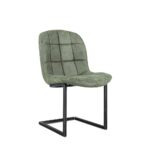 De Eetkamerstoel Ben Zonder Armleuning / Jackson 405 Middle Green is een modern groen gestoffeerde stoel met een gecapitonneerde rugleuning en zitting met rasterpatroon en een sledevoet van zwart metaal.