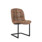 De Eetkamerstoel Ben Zonder Armleuning / Jackson 803 Cognac is een bruine, vintage-stijl stoel met een gewatteerde gestoffeerde zitting en rugleuning, met een zwart metalen slede onderstel.