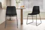 Twee Stoel 'Marie' PP Zwart stoelen (verkocht als set van 2) met metalen poten staan bij een ronde houten tafel in een lichte kamer met houten vloer, witte gordijnen, grote ramen met jaloezieën en een schaal met fruit op tafel.