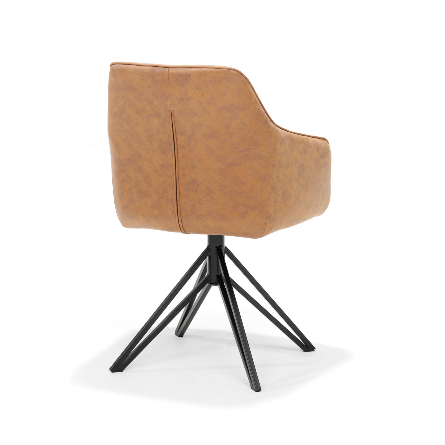 De Berry Eetkamerstoel draaivoet - Stof Soft Cognac heeft een modern ontwerp met een zachte cognackleurige stoffen zitting en rugleuning, afgebeeld vanaf de rugleuning, en een zwart metalen draaivoet met vier schuine poten tegen een witte achtergrond.