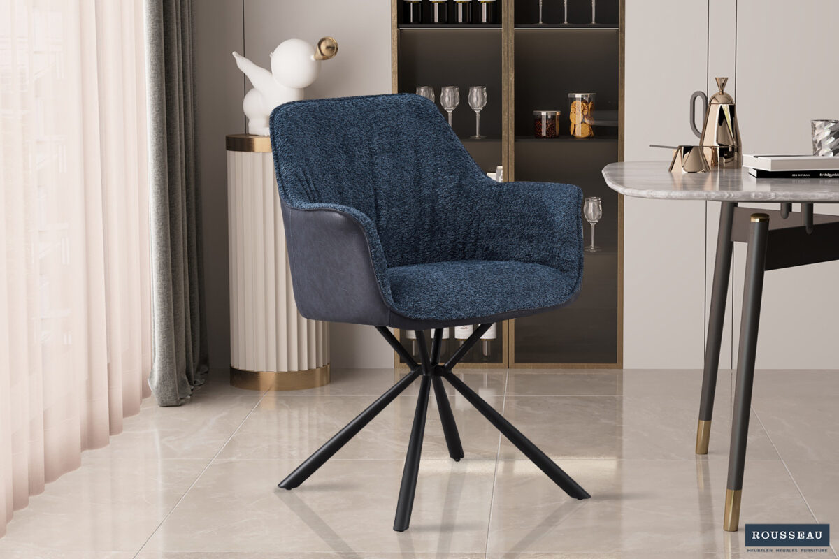 Een moderne kamer toont het SALE - Eetkamerstoel 'Lucie' Bouclé Blauw Vloerkleed PU Blauw, een blauwe draaistoel op zwarte metalen poten naast een marmeren tafel, met op de achtergrond planken met glaswerk en decor met goudaccenten.