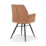 De Eetkamerstoel Clark zwart Stof Soft Cognac is een moderne stoel met cognackleurige bekleding, armleuningen en zwarte gehoekte metalen poten, van achteren gezien tegen een witte achtergrond.