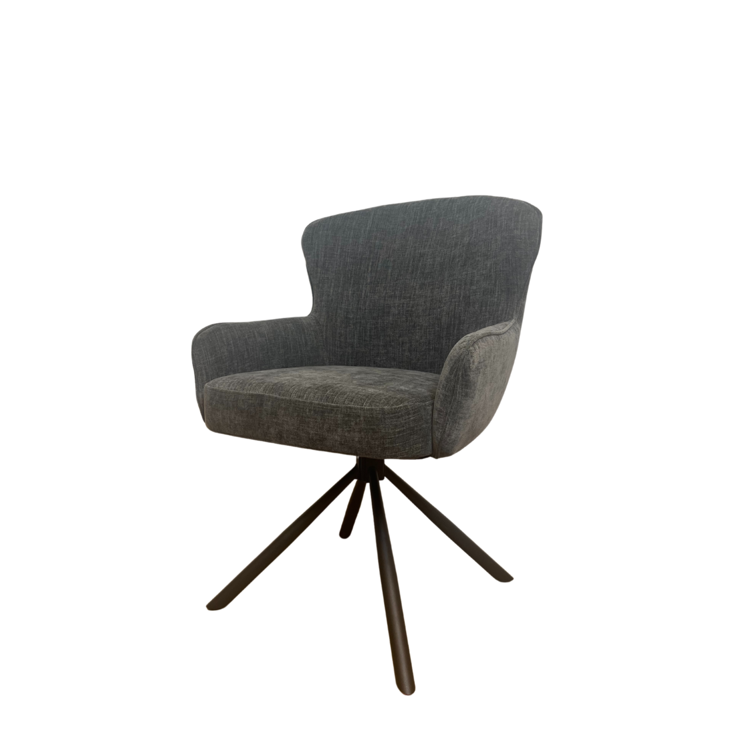 De Eetkamerstoel Hanna in Charcoal Brown is een gestoffeerde fauteuil met armleuningen, een gecapitonneerde zitting en rugleuning en vier schuine zwart metalen poten. De stoel is geïsoleerd afgebeeld op een witte achtergrond.