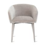 De Eetkamerstoel Nova - Beige is een moderne fauteuil met lichtbeige bekleding, een afgeronde rugleuning en slanke, licht taps toelopende poten op een witte achtergrond.