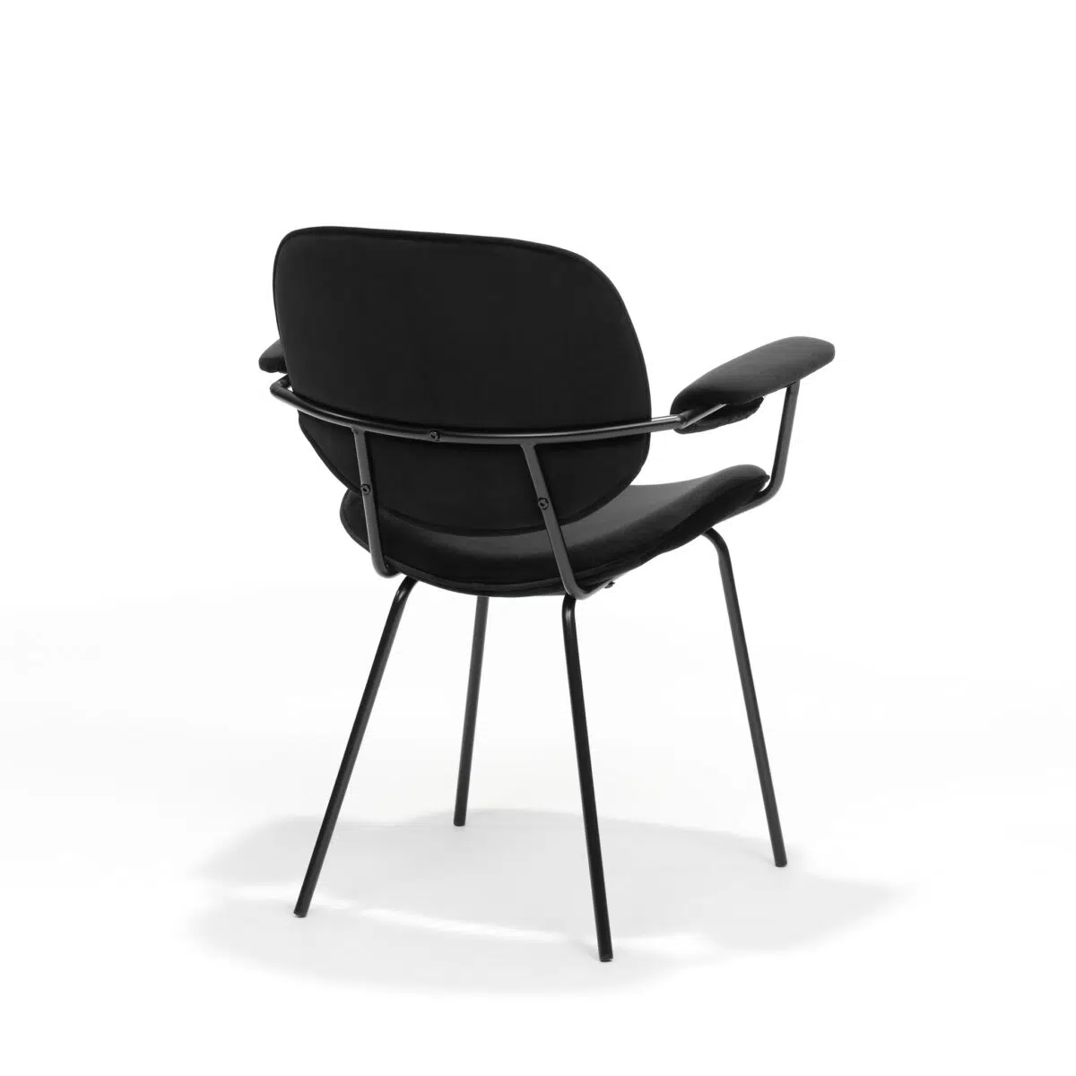 Een moderne zwarte stoel met een zachte zitting en rugleuning, ondersteund door een strak metalen frame en vier slanke poten. De stoel heeft een minimalistisch design met gebogen armleuningen, tegen een effen witte achtergrond.
