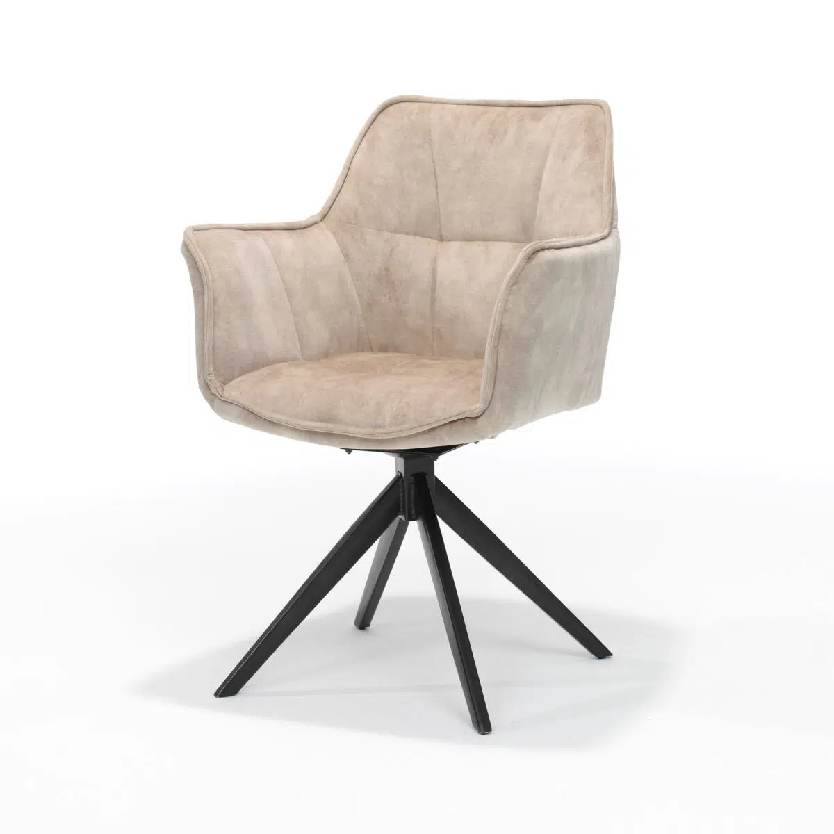 Een moderne, beige gestoffeerde fauteuil met een zachte zitting en rugleuning. De fauteuil heeft een draaibaar ontwerp en staat op een zwart metalen onderstel met vier schuin geplaatste poten. De stoel staat op een effen witte achtergrond.