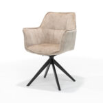 Een moderne, beige gestoffeerde fauteuil met een zachte zitting en rugleuning. De fauteuil heeft een draaibaar ontwerp en staat op een zwart metalen onderstel met vier schuin geplaatste poten. De stoel staat op een effen witte achtergrond.