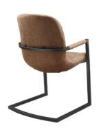 Bruin gestoffeerde stoel met een modern design, voorzien van een gebogen rugleuning, een zachte zitting en een strak zwart metalen frame. De stoel heeft een sledeonderstel, wat hem een eigentijdse en minimalistische uitstraling geeft.
