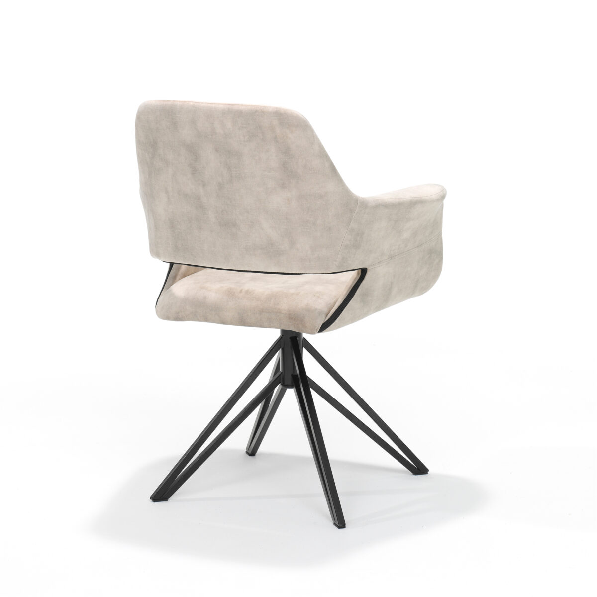 Een moderne beige fauteuil met een strak design, een gebogen rugleuning en geïntegreerde armleuningen. Hij staat op een vierpoots zwart metalen draaivoetje, tegen een effen witte achtergrond.