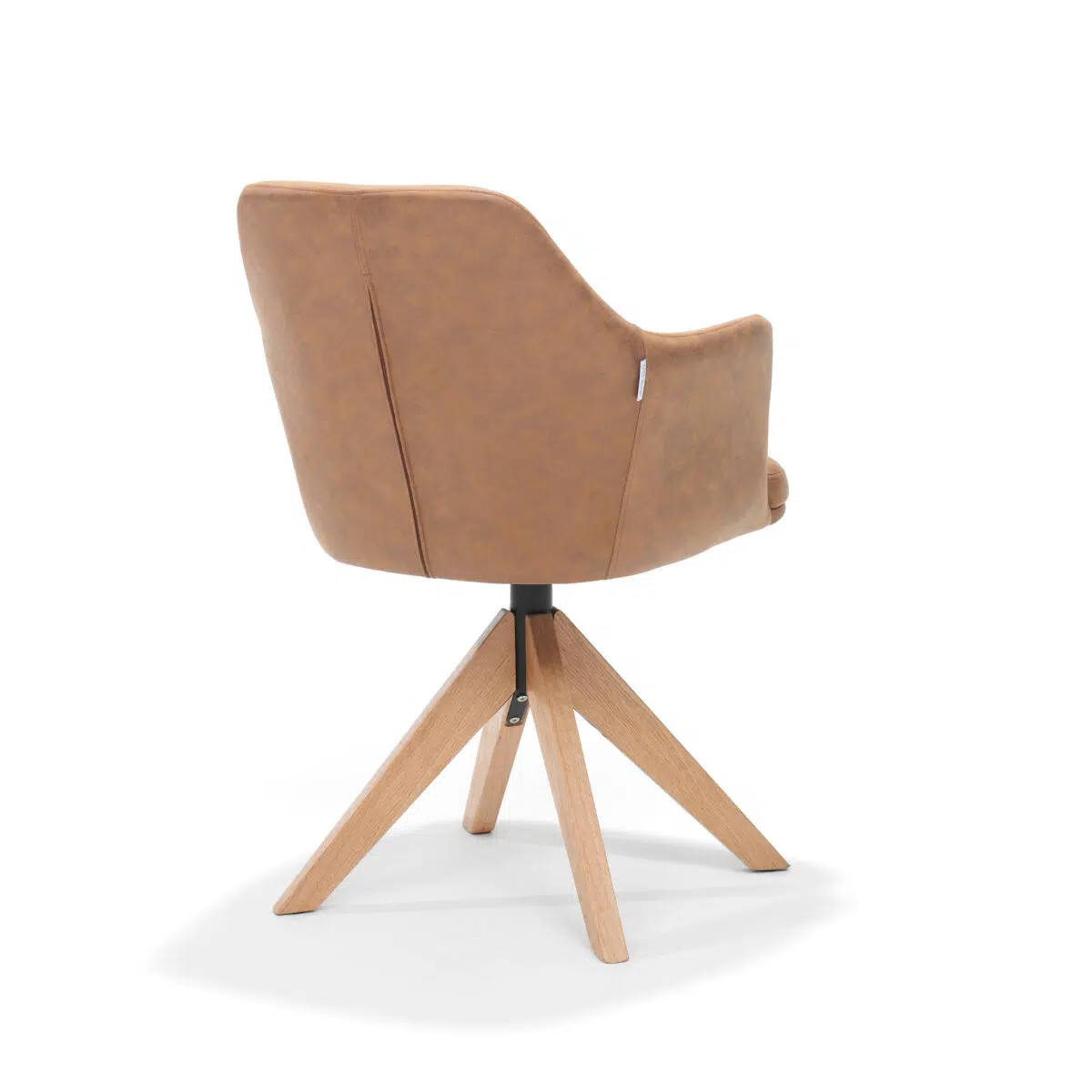 Een moderne draaistoel met een bruin gestoffeerde zitting en rugleuning, ondersteund door vier schuin geplaatste houten poten. De stoel staat op een witte achtergrond, wat het strakke en eigentijdse design benadrukt.