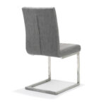 Een moderne eetkamerstoel met een sledeonderstel. De stoel heeft een grijs gestoffeerde zitting en rugleuning en een strak metalen frame, wat zorgt voor een eigentijds design. De afbeelding toont de rugleuning en zijkanten van de stoel tegen een witte achtergrond.