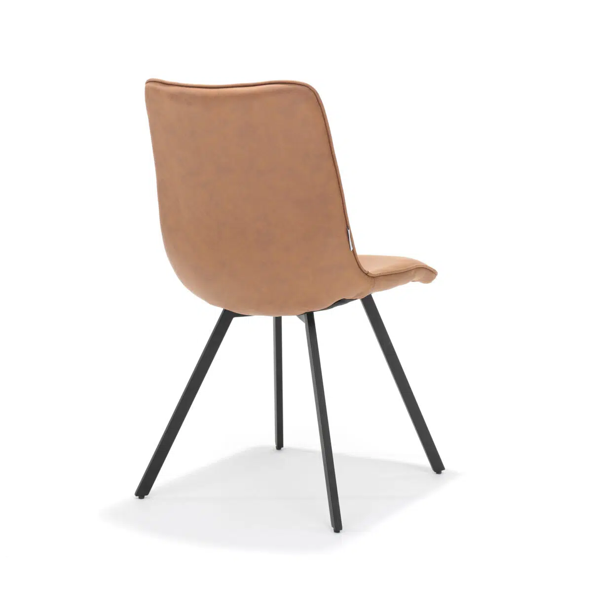 Een moderne stoel met een bruine leren zitting en rugleuning, van achteren gezien. Hij heeft slanke, zwarte metalen poten die licht naar buiten staan en staat op een witte achtergrond.