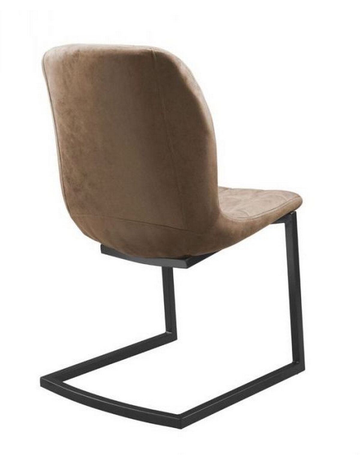 Een moderne eetkamerstoel met een bruine suède-achtige bekleding is van achteren te zien. Hij heeft een hoge rugleuning en een strak, sledevormig ontwerp met een zwart metalen frame.