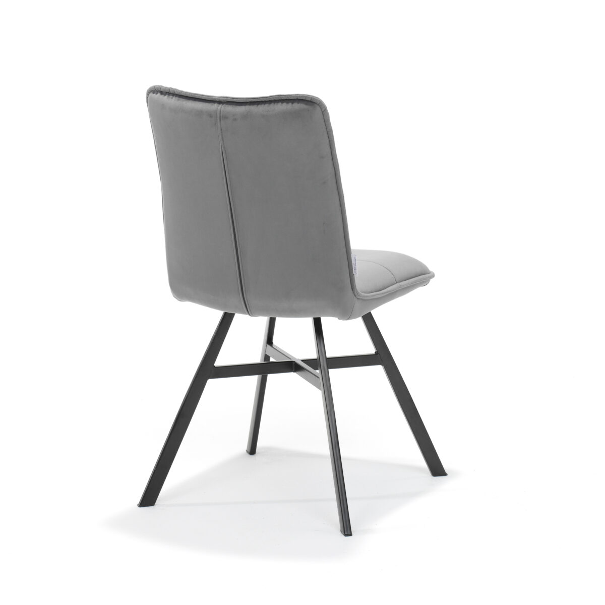 Een moderne, grijs gestoffeerde stoel met een strak, minimalistisch design is van achteren te zien. Hij heeft een hoge rugleuning en wordt ondersteund door zwarte, schuin geplaatste metalen poten met dwarsbalken voor stabiliteit. De stoel staat op een effen witte achtergrond.