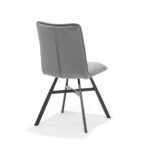 Een moderne, grijs gestoffeerde stoel met een strak, minimalistisch design is van achteren te zien. Hij heeft een hoge rugleuning en wordt ondersteund door zwarte, schuin geplaatste metalen poten met dwarsbalken voor stabiliteit. De stoel staat op een effen witte achtergrond.