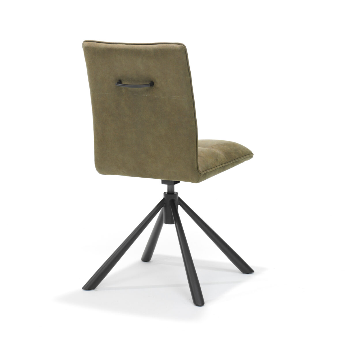 Groen gestoffeerde stoel met een zwarte handgreep aan de rugleuning, met een modern design. De stoel heeft een vierpotig zwart metalen onderstel, dat doet denken aan een driepoot, geplaatst op een witte achtergrond.