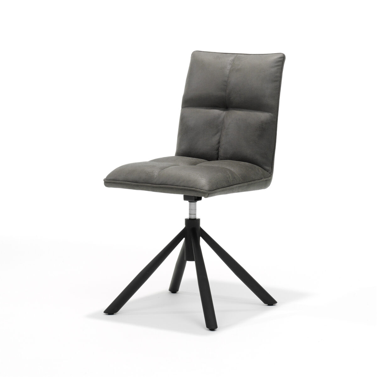 Een moderne, grijs gestoffeerde stoel met een zachte zitting en rugleuning, met een minimalistisch design. De stoel heeft een strak zwart metalen onderstel met vier schuin geplaatste poten, wat hem een stijlvolle en eigentijdse uitstraling geeft tegen een witte achtergrond.