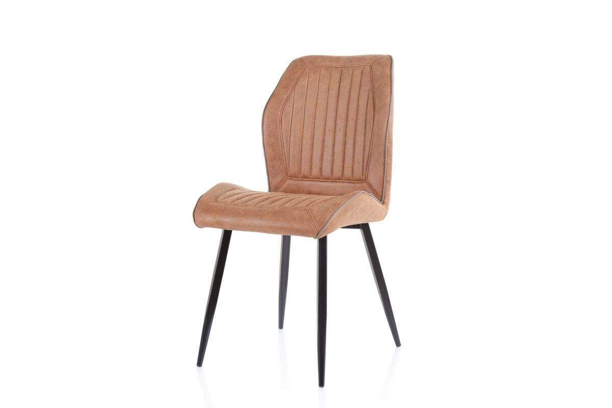 Bruine leren stoel met verticale stiksels op de rugleuning en zitting. Licht gebogen design met vier slanke zwarte metalen poten. De stoel is afgebeeld op een witte achtergrond.