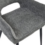 Close-up van de Eetkamerstoel Ray - Antraciet, met grijze bekleding, een open rugleuning en zwarte taps toelopende poten.