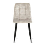 De Eetkamerstoel Yerevan Velvet Taupe is een moderne stoel met een licht taupe, fluwelen zitting en rugleuning, ondersteund door vier slanke zwarte metalen poten. De stoel wordt afgebeeld tegen een witte achtergrond.