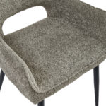 Close-up van Eetkamerstoel Ray - Taupe, een moderne stoel met taupekleurige bekleding, open rugleuning en zwarte metalen poten.