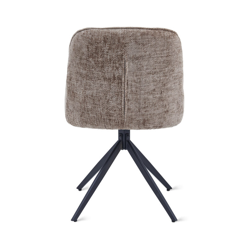 De Eetkamerstoel Lily - Taupe is een gestoffeerde stoel met een taupe ronde rugleuning, van achteren gezien. De stoel heeft een zwart metalen onderstel met vier schuine poten.