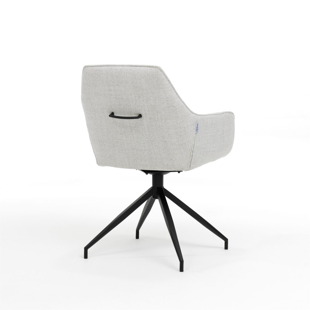 De Toscane Eetkamerstoel - Stof Oasis Natural - draaivoet M4 heeft een modern draaibaar ontwerp met lichtgrijze bekleding, een zwarte handgreep op de rugleuning en vier zwarte metalen poten tegen een witte achtergrond.