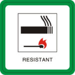 Een groen omrand vierkant bord met een gestileerde brandende sigaret boven een brandende lucifer en "RESISTANT" eronder, stelt de Katy Eetkamerstoel - Aurora Velours Hunter UKFR voor, de brandwerende eigenschap van draaivoet.
