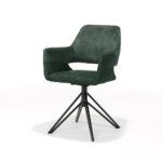 De Katy Eetkamerstoel - Aurora Velours Hunter heeft een moderne groene bekleding, een brede zitting, een schuine rugleuning en slanke zwart metalen driepoot draaipoten tegen een witte achtergrond.