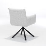De Focus Eetkamerstoel in de stof Oasis Natural heeft een modern ontwerp met een hoge rug, hoekige armen en een zwarte, vierpotige metalen draaivoet, tegen een effen witte achtergrond.