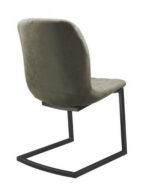 De Stoel Savannah zwart - Stof Soft Groen heeft een olijfgroene beklede zitting en rugleuning op een zwart metalen sledeframe, van achteren gezien en onder een lichte hoek.