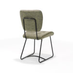 De Stoel Bailey SL zwart - Stof Soft Groen is een groene stoel met kussens, een metalen frame en sledestijl poten, van achteren gezien in een hoek tegen een effen witte achtergrond.