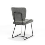 De Stoel Bailey SL zwart - Stof Soft Steel is een moderne stoel met een grijze gecapitonneerde zitting en rugleuning, ondersteund door een zwart metalen frame, afgebeeld schuin van achteren op een witte achtergrond.