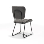 De Stoel Bailey SL zwart - Stof Soft Antraciet is een moderne stoel met een grijze gecapitonneerde zitting en rugleuning, zwart metalen poten en frame, van achteren gezien op een witte achtergrond.