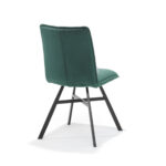 De Stoel Ramon zwart - Stof Velours Groen is een moderne stoel met een met groen velours beklede rugleuning en zitting, en zwarte metalen poten in een hoekig, kriskras ontwerp, getoond vanaf de achterkant.